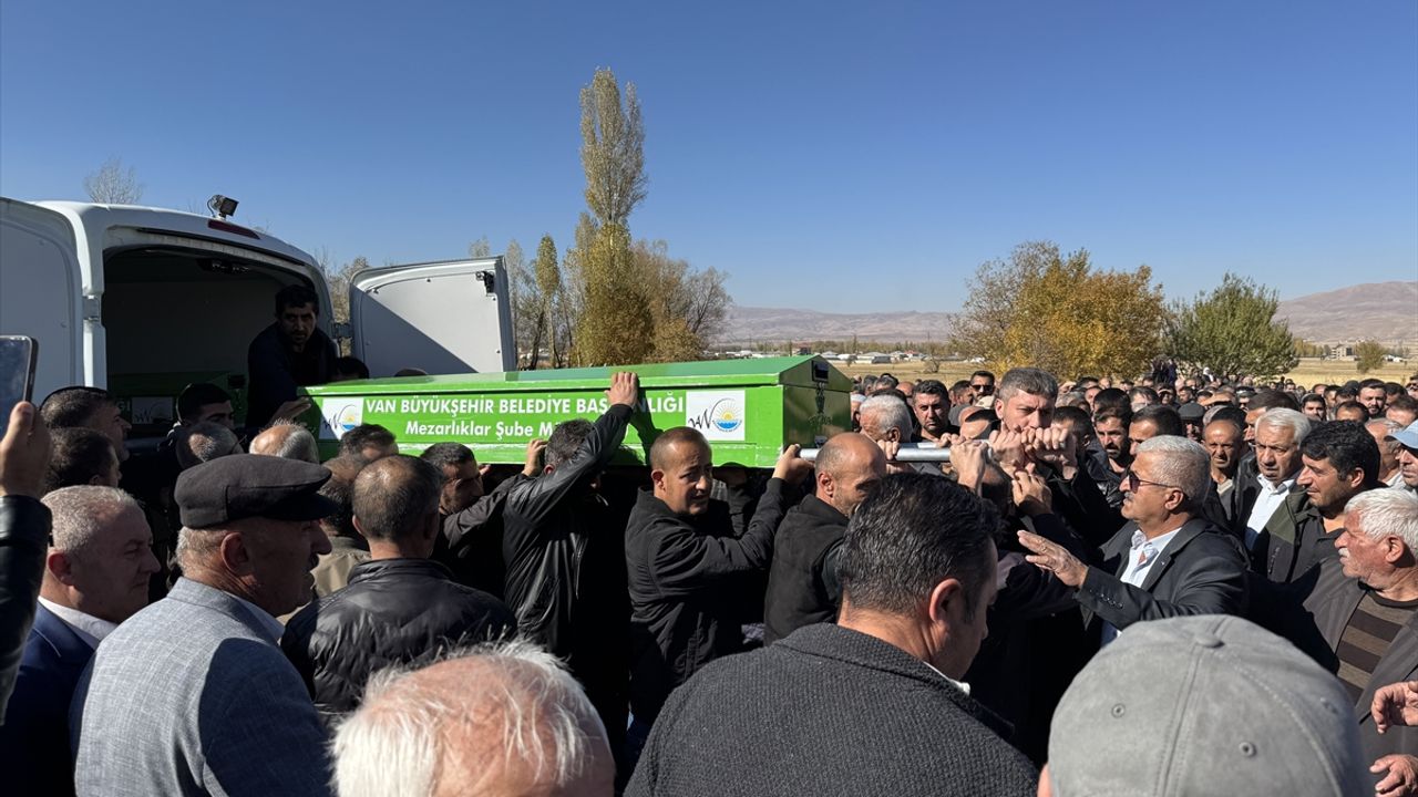 Van-Hakkari kara yolundaki kazada hayatını kaybedenlerin cenazeleri toprağa verildi