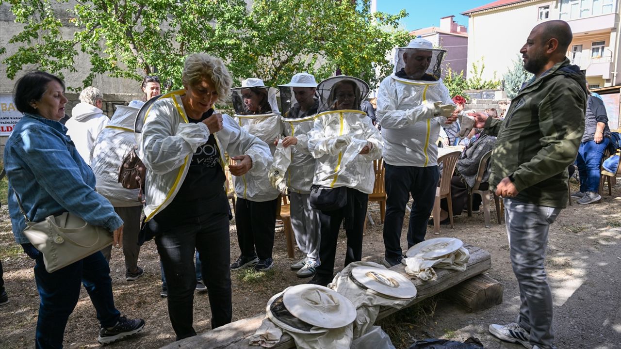 Van'a gelen 50 kişilik turist kafilesi bal hasadı yaptı