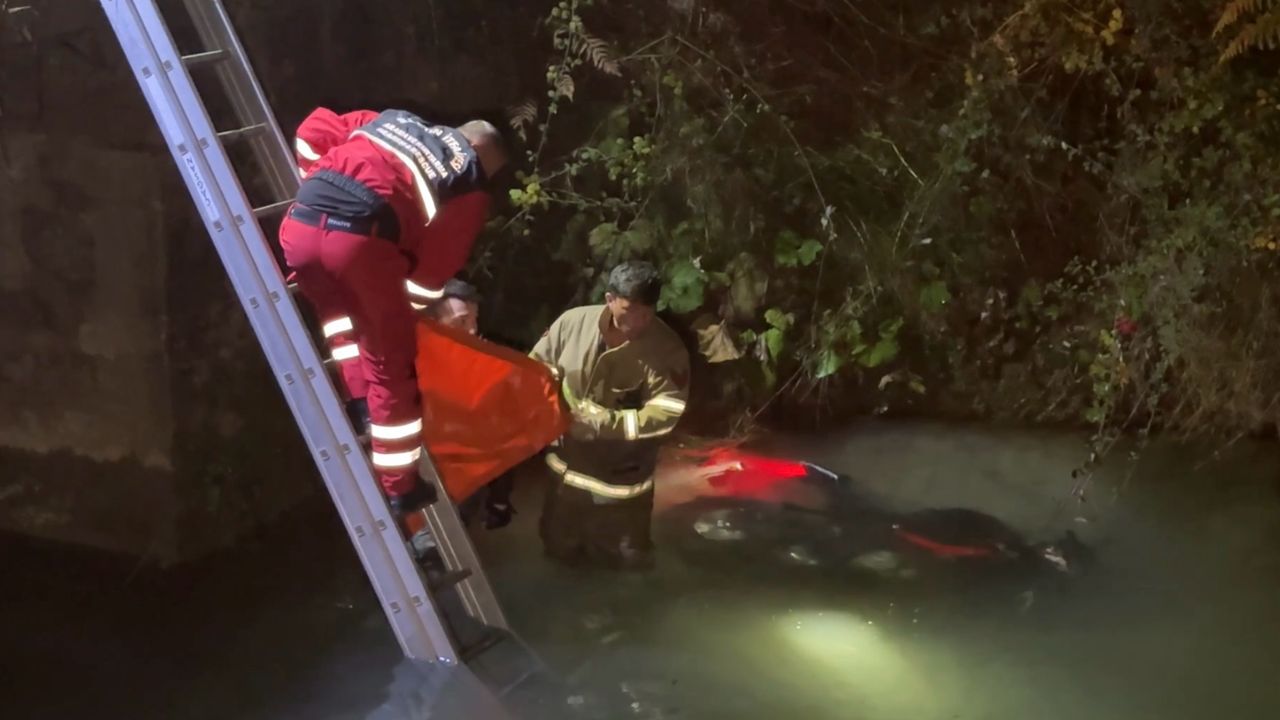 Bartın'da dere yatağına devrilen motosikletin sürücüsünü itfaiye kurtardı