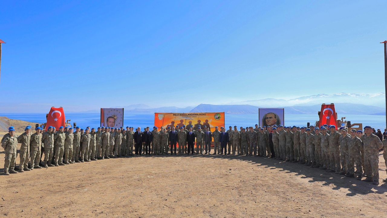 Bitlis'te 'Türkiye Yüzyılı Mehmetçik Hatıra Ormanı'nda 950 fidan dikildi