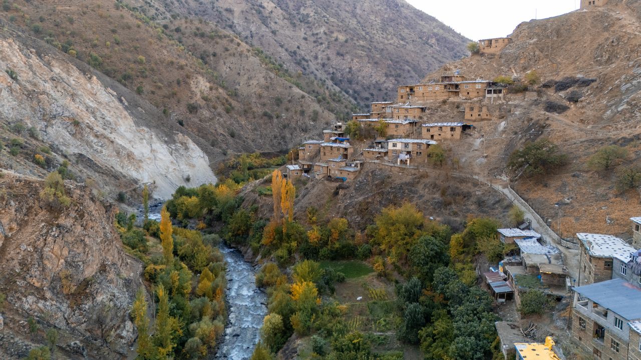 Bitlis'teki taş evler, sonbahar manzarasıyla fotoğraf tutkunlarını ağırlıyor