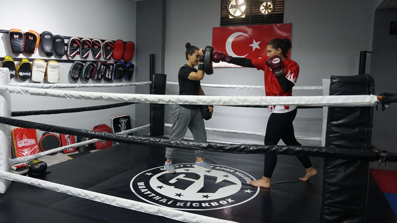Genç kick boksçu Yağmur, Avrupa'daki başarısını büyükler kategorisine taşımayı hedefliyor
