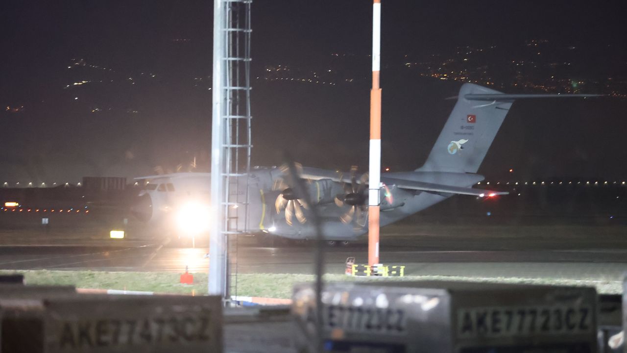 Gürcistan'da düşen askeri kargo uçağında şehit olan askerlerin naaşlarını taşıyan uçak Tiflis'ten ayrıldı