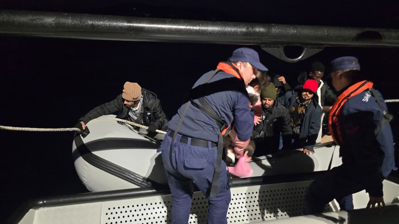 İzmir'de 42 düzensiz göçmen yakalandı, 24 düzensiz göçmen kurtarıldı