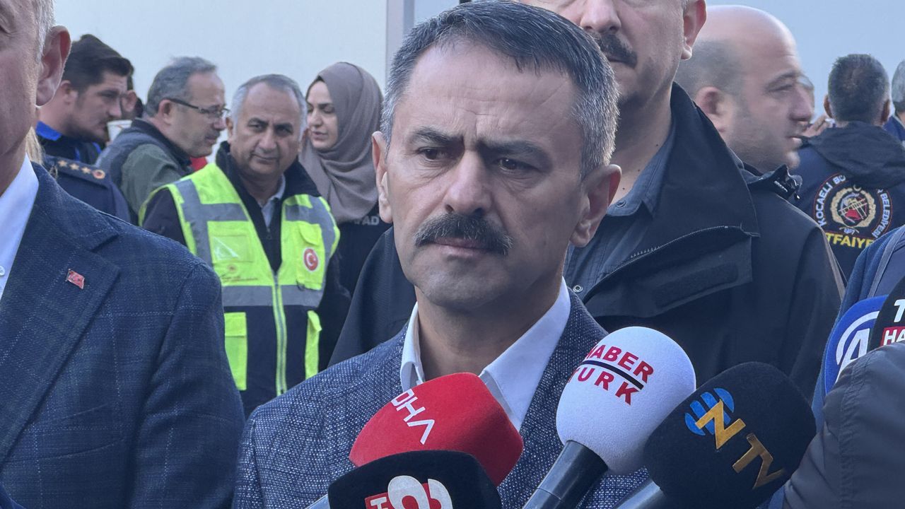 Kocaeli'de çöken apartmanın ve tahliye edilen binaların bulunduğu bölgede ekipler inceleme yapıyor