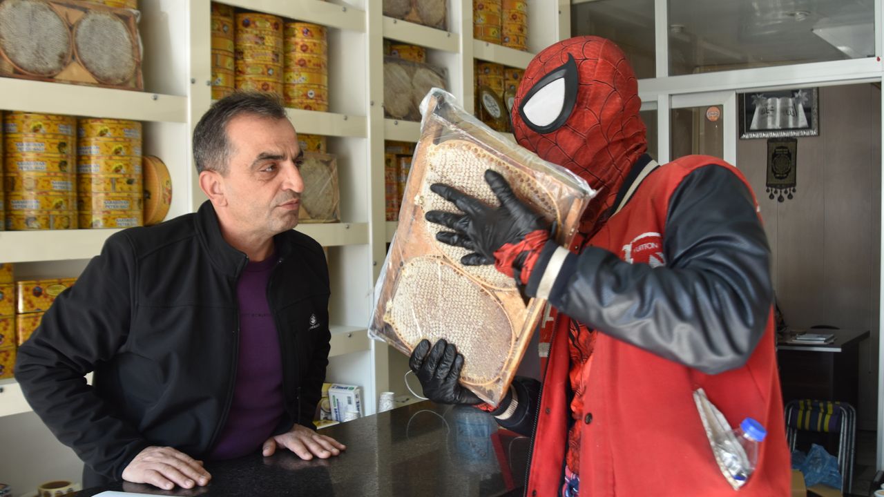 Türkiye'yi gezen 'Örümcek Adam' Bitlis'te