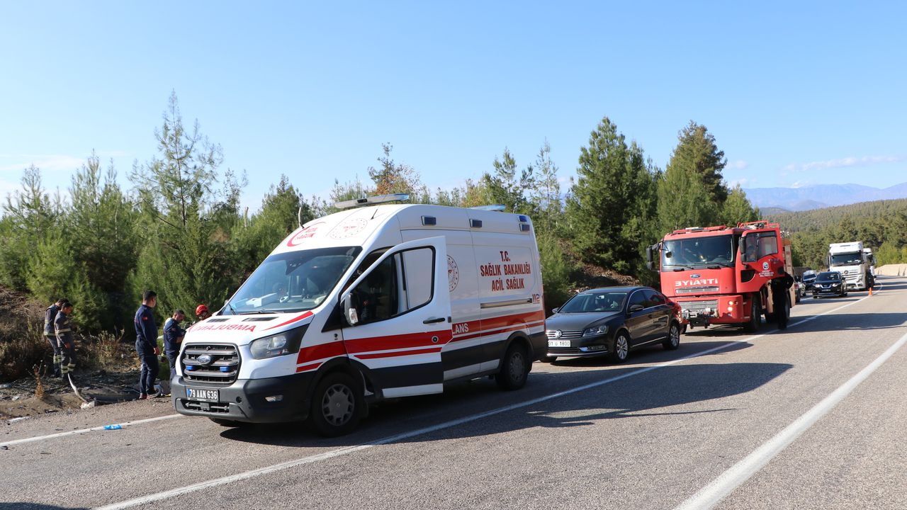 Kilis'te hafif ticari araçla otomobilin çarpıştığı kazada 6 kişi yaralandı