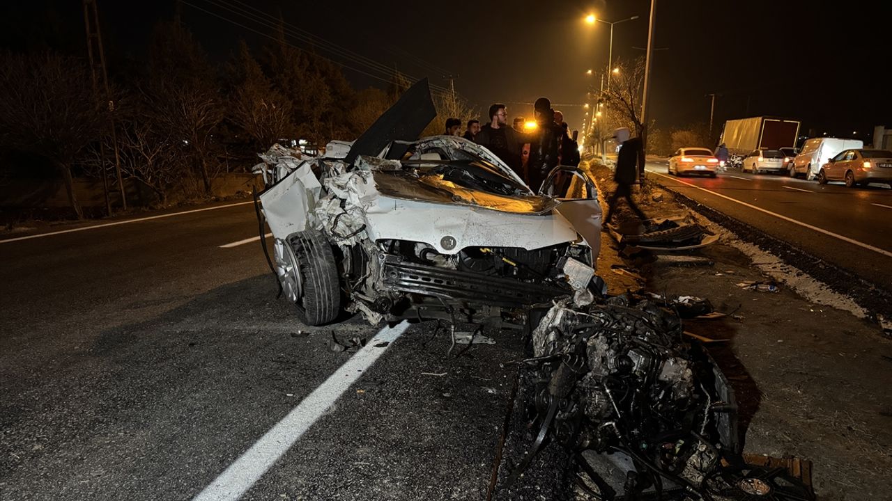 Kilis'te park halindeki tıra çarpan otomobilde 2 kişi yaralandı