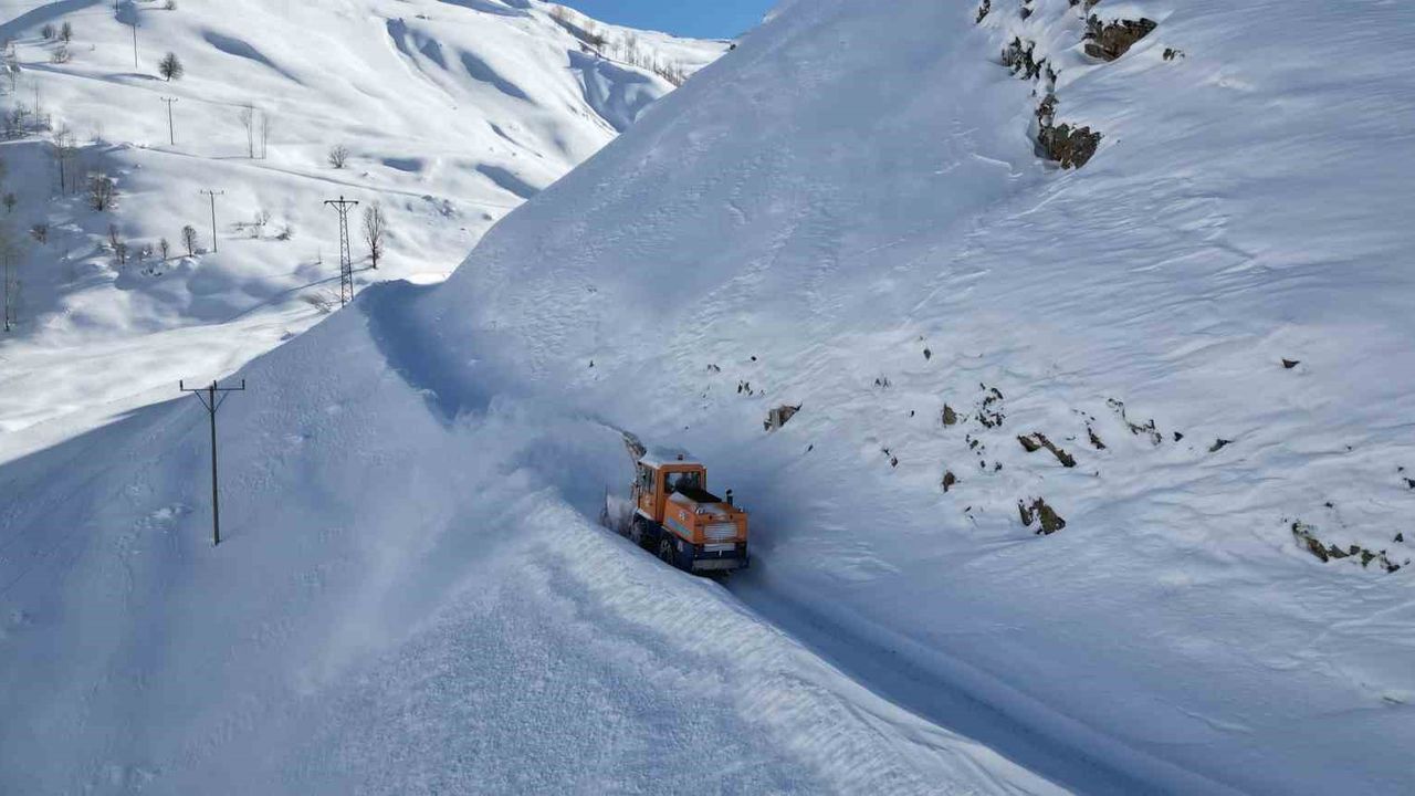Bitlis'te köy yollarında 3 metreyi bulan karla mücadele