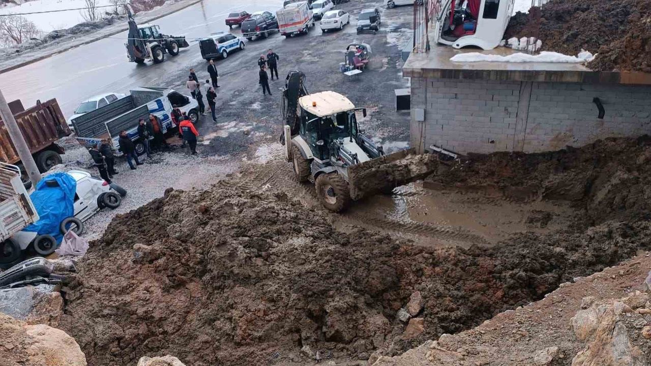 Bitlis'te heyelan: Sanayi sitesindeki dükkan toprak yığını altında kaldı