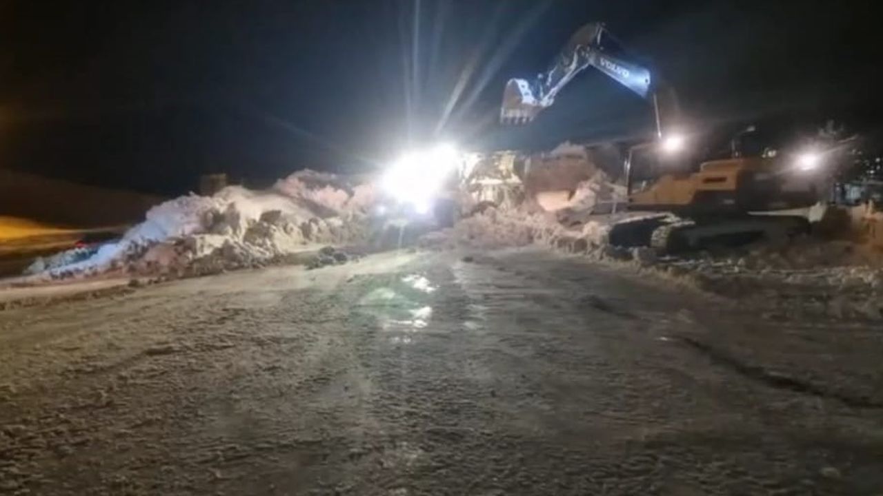 Bitlis'te kardan kapanan köy yolları yeniden açılıyor