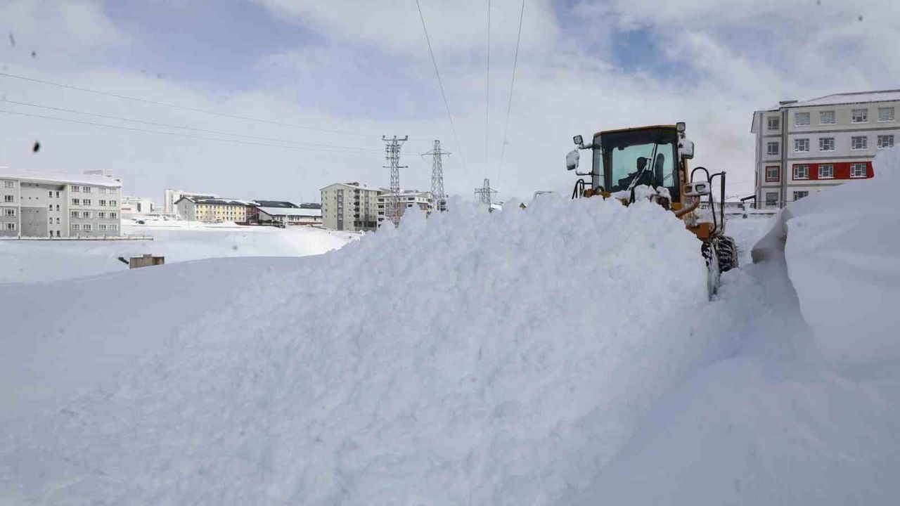 Bitlis'te yoğun karla mücadele çalışması