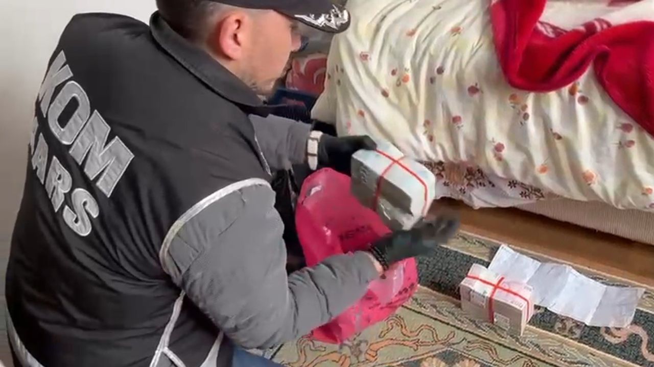 Kars'ta tefecilik operasyonu: Yatağın altından poşet poşet para çıktı