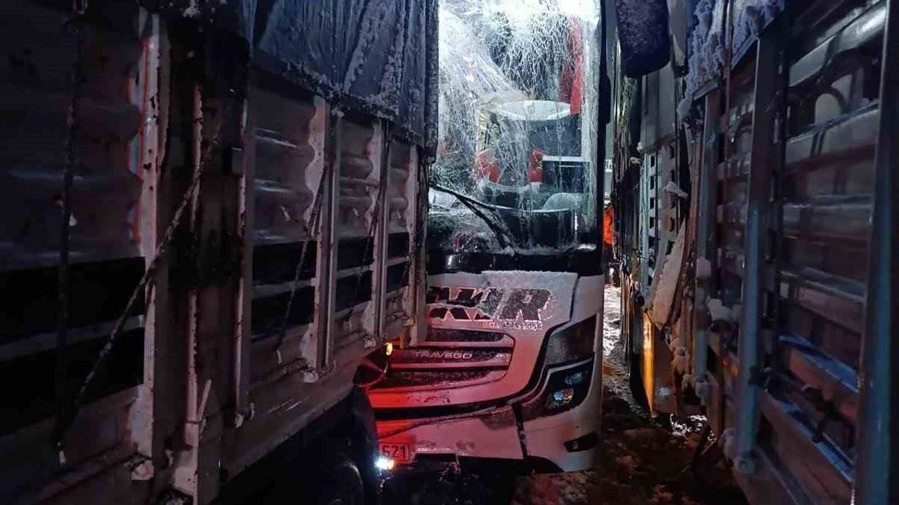 Bitlis'te otobüs tıra arkadan çarptı: 8 yaralı