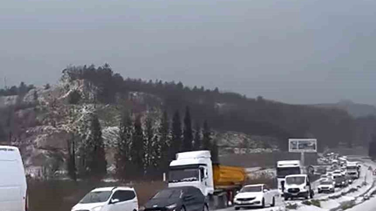 Yatağan-Milas kara yolu dolu yağışı sonrası beyaza büründü