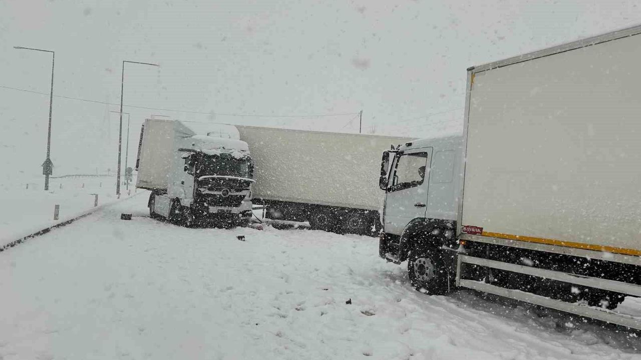 Bitlis'te 4 tır ve 2 otomobil çarpıştı: 5 yaralı