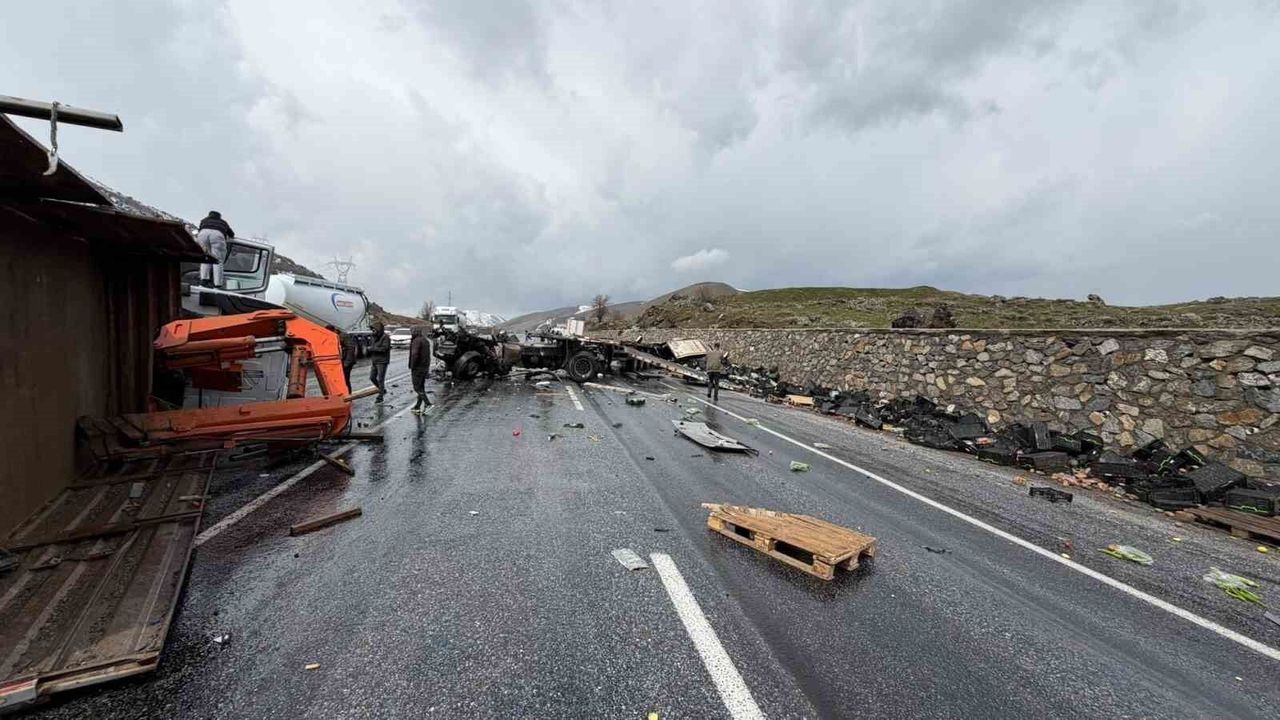 Bitlis'te iş makinesi ile tır çarpıştı: 1'i ağır 3 yaralı