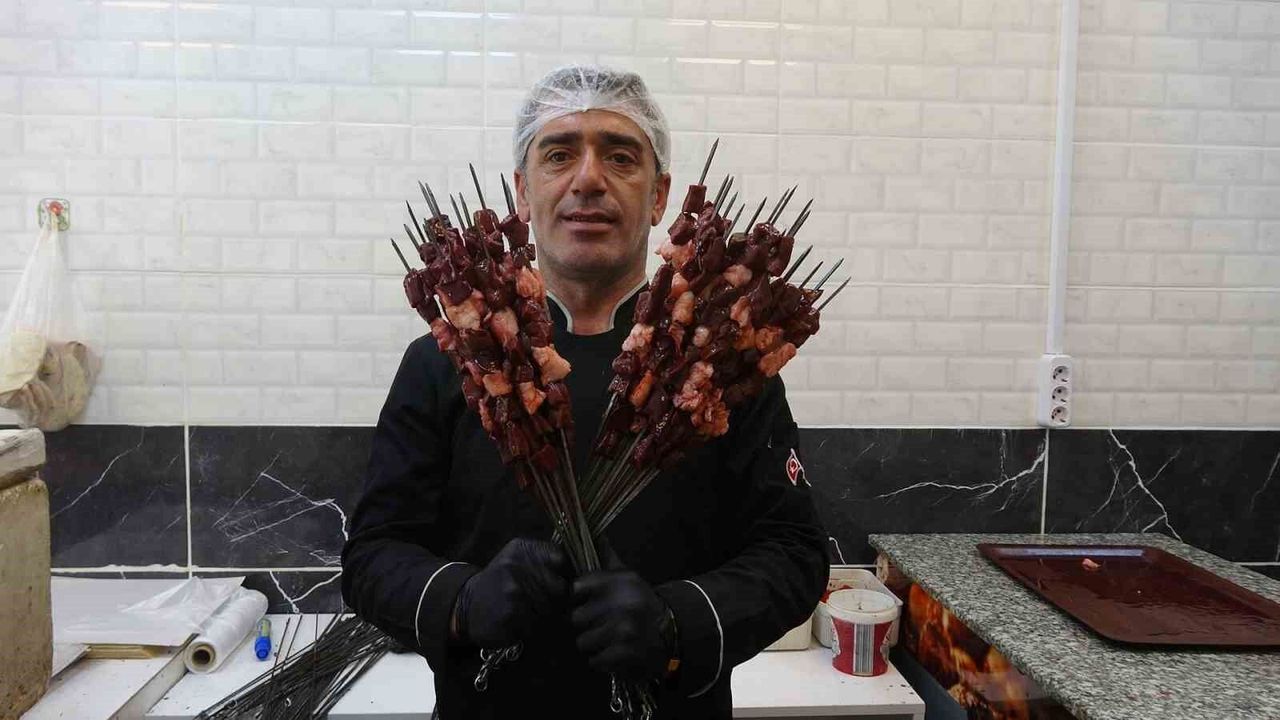 Kilis'te 'Dumanı Gör Gel' sloganıyla tanınan ciğerci ustası lezzetin sırrını anlattı