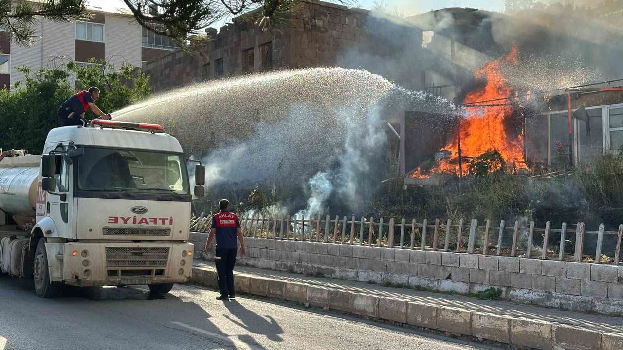 Bitlis'te korkutan yangın