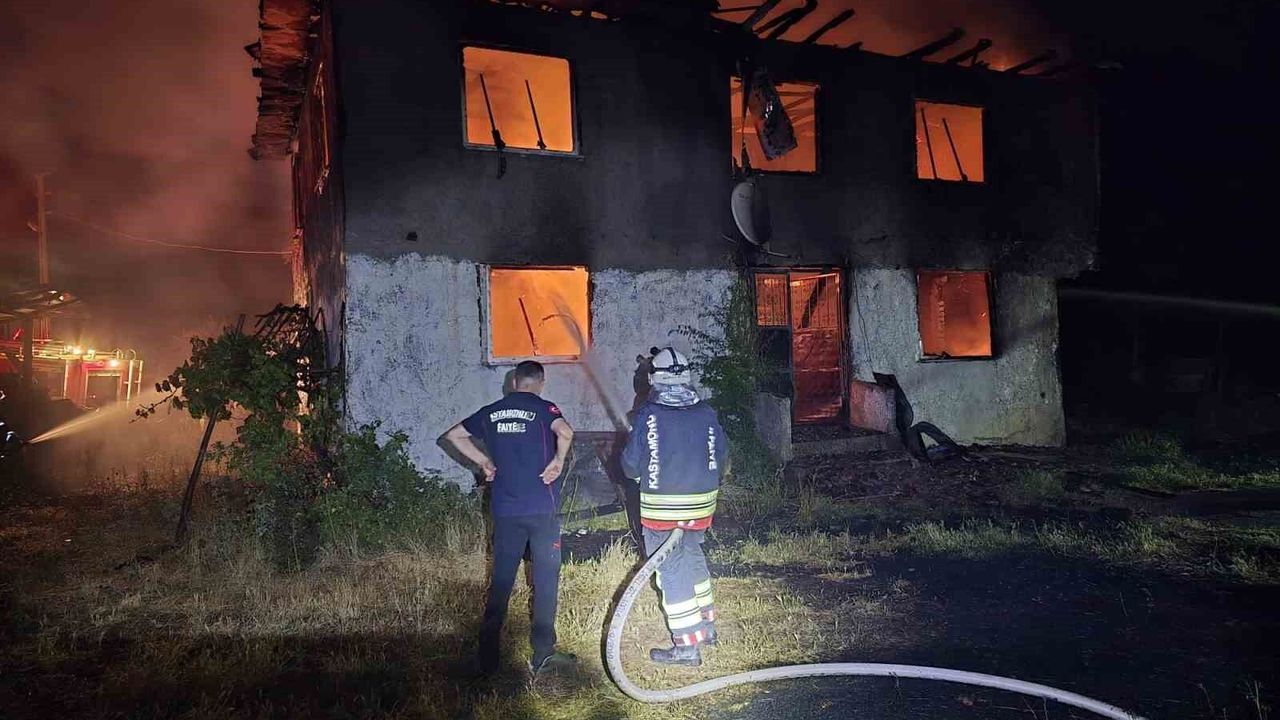 Elektrik kontağından çıkan yangında 2 katlı ev küle döndü