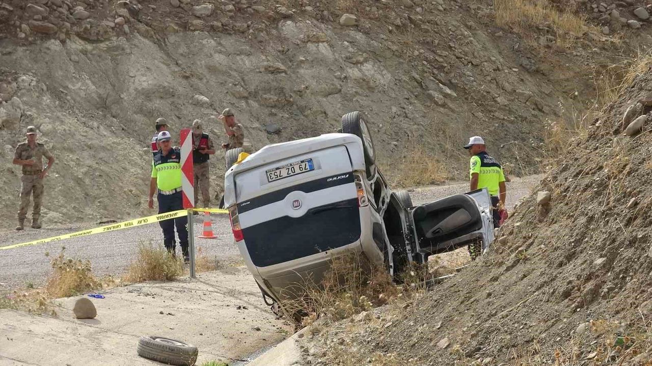 Kilis'te kamyon ile hafif ticari araç çarpıştı: 3 ağır yaralı