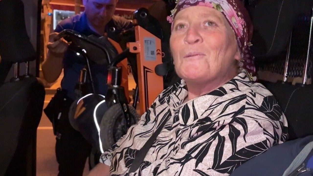 Tramvayı kaçıran anne ve engelli oğluna polisten yardım eli
