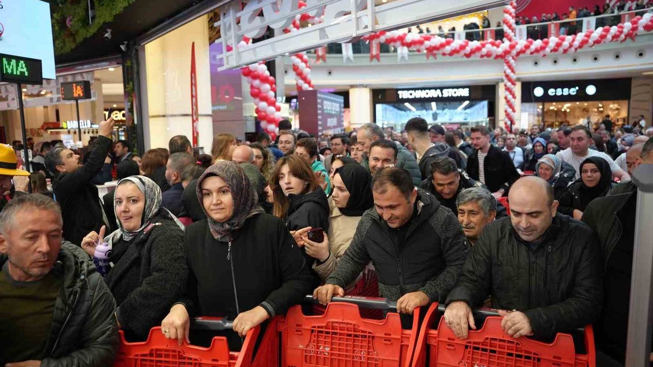 Açılışta indirim izdihamı: Kuyruk havadan görüntülendi