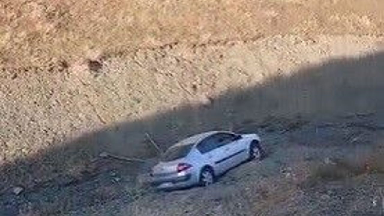 El freni çekilmeyen araç dere yatağına yuvarlandı