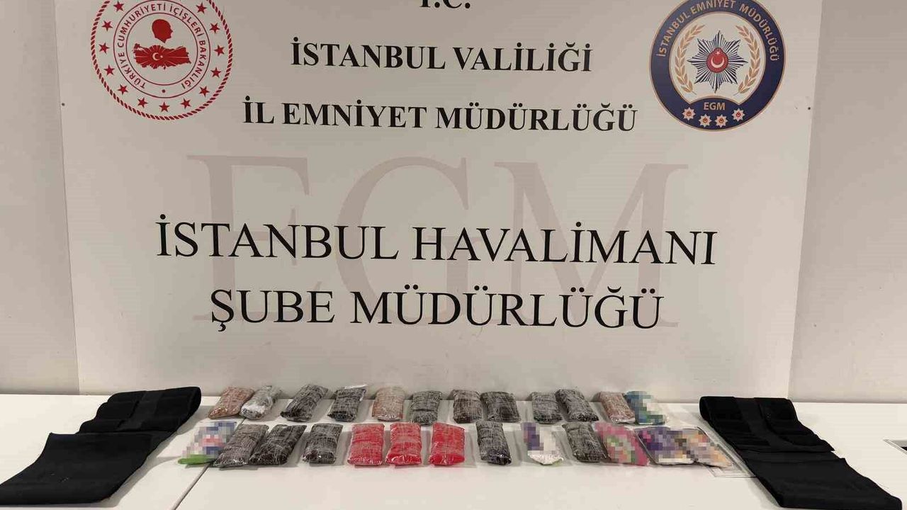 İstanbul Havalimanı'nda korse ve bacaklarına uyuşturucu gizleyen şüpheliler polisten kaçamadı