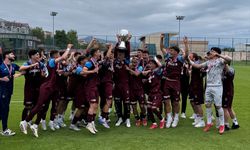 19 Yaş Altı Elit A Ligi Şampiyonu Trabzonspor kupasını aldı