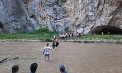 Adana'da su seviyesi yükselince kanyonda mahsur kalan kişiler kurtarıldı