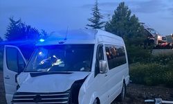 Afyonkarahisar'da minibüsün araziye girmesi sonucu 6 kişi yaralandı