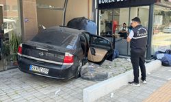Aydın'da kontrolden çıkan otomobil mağazaya girdi, 2 kişi yaralandı