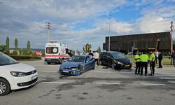 Çorum'da iki otomobilin çarpıştığı kazada 3 kişi yaralandı