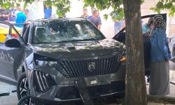 Diyarbakır'da hastane bahçesinde oturanlara otomobil çarptı, 1 kişi öldü, 1 kişi yaralandı