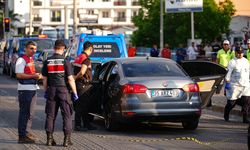 GÜNCELLEME 2 - İzmir'de seyir halindeki otomobile silahlı saldırıda 3 kişi öldü, 3 kişi yaralandı