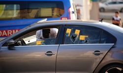 GÜNCELLEME - İzmir'de seyir halindeki otomobile silahlı saldırıda 3 kişi öldü, 3 kişi yaralandı
