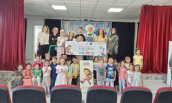 İlkokul öğrencilerinin velileri çocuklara sevgi ve saygıyı tiyatro oyunu ile anlattı