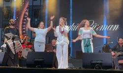 Isparta'da 2025 Uluslararası Gül Festivali kapsamında şarkıcı Öykü Gürman konser verdi