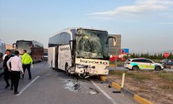 Isparta'da yolcu otobüsü ile tur otobüsünün çarpıştığı kazada 27 kişi yaralandı