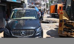 İzmir'de su borusu patladı, çok sayıda araç, ev ve iş yeri zarar gördü