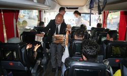 Kütahya'da polisin durdurduğu araç sürücülerine yöresel lezzetler ikram edildi