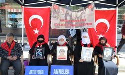 Muş'ta evlatlarına kavuşmak isteyen aileler, DEM Parti önündeki eylemlerini sürdürdü