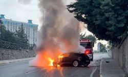 Pendik'te kaza yapan otomobilde çıkan yangın söndürüldü