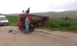 Sivas'ta kamyon ile otomobilin çarpıştığı kazada 2 kişi yaralandı