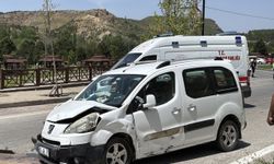 Sivas'ta otomobil ile hafif ticari aracın çarpıştığı kazada 6 kişi yaralandı