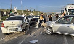 Sivas'ta üç aracın karıştığı kazada 4 kişi yaralandı