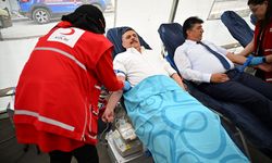 Türk Kızılayın 'altın madalya'lı bağışçısı Erzurum Valisi Çiftçi, 43. kez kan verdi