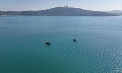 Adana'da baraj gölüne düşen yangın söndürme uçağının enkazı su yüzeyine çıkarıldı