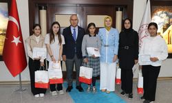 Ağrı'da ev ziyaretleriyle yeniden okula kazandırılan öğrenciler karne sevinci yaşadı